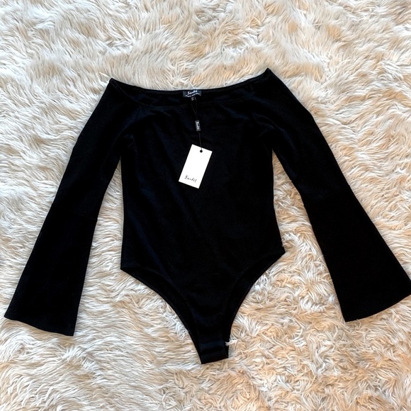 Bardot Ellie Off The Shoulder Bell Sleeve Bodysuit - Picture 4 of 11